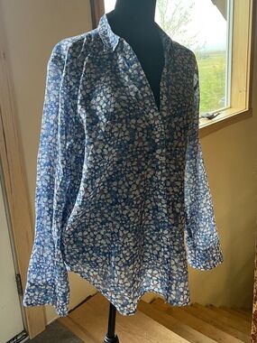 XiRENA Blue and White Floral Button-Up Blouse